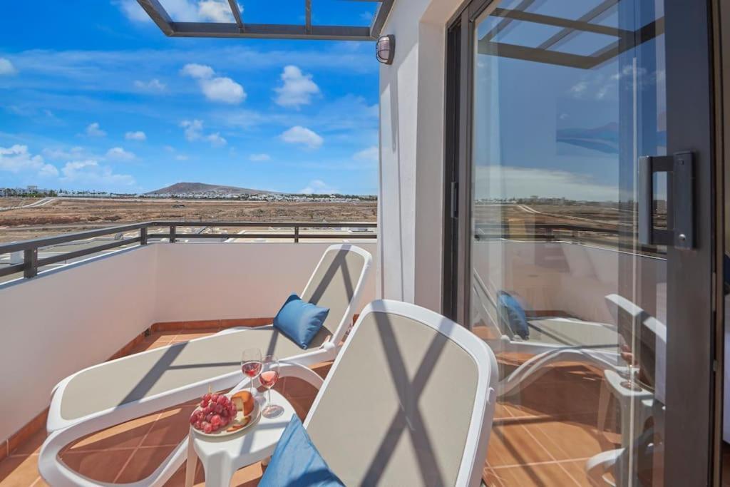 Casa Maria Duplex With Sea & Mountain Views, 15 Minutes Walk From The Marina Rubicon *